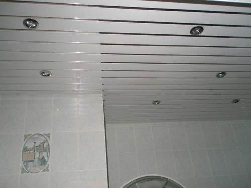 реечный потолок со встроенными светильниками