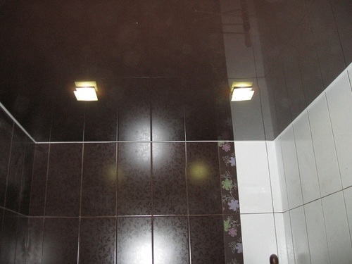 черный глянцевый потолок в ванной комнате