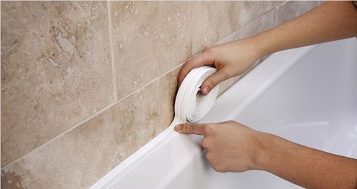 Чем заделать расстояние между ванной и стеной