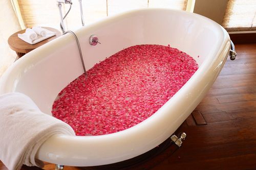 Лепестки роз в ванной