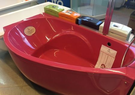 Красная ванна с гидромассажем