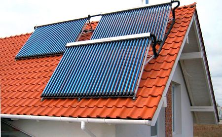 Солнечные коллекторы на крыше дома
